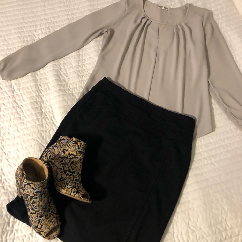 Women’s Gray Blouse. Front cut out accent.